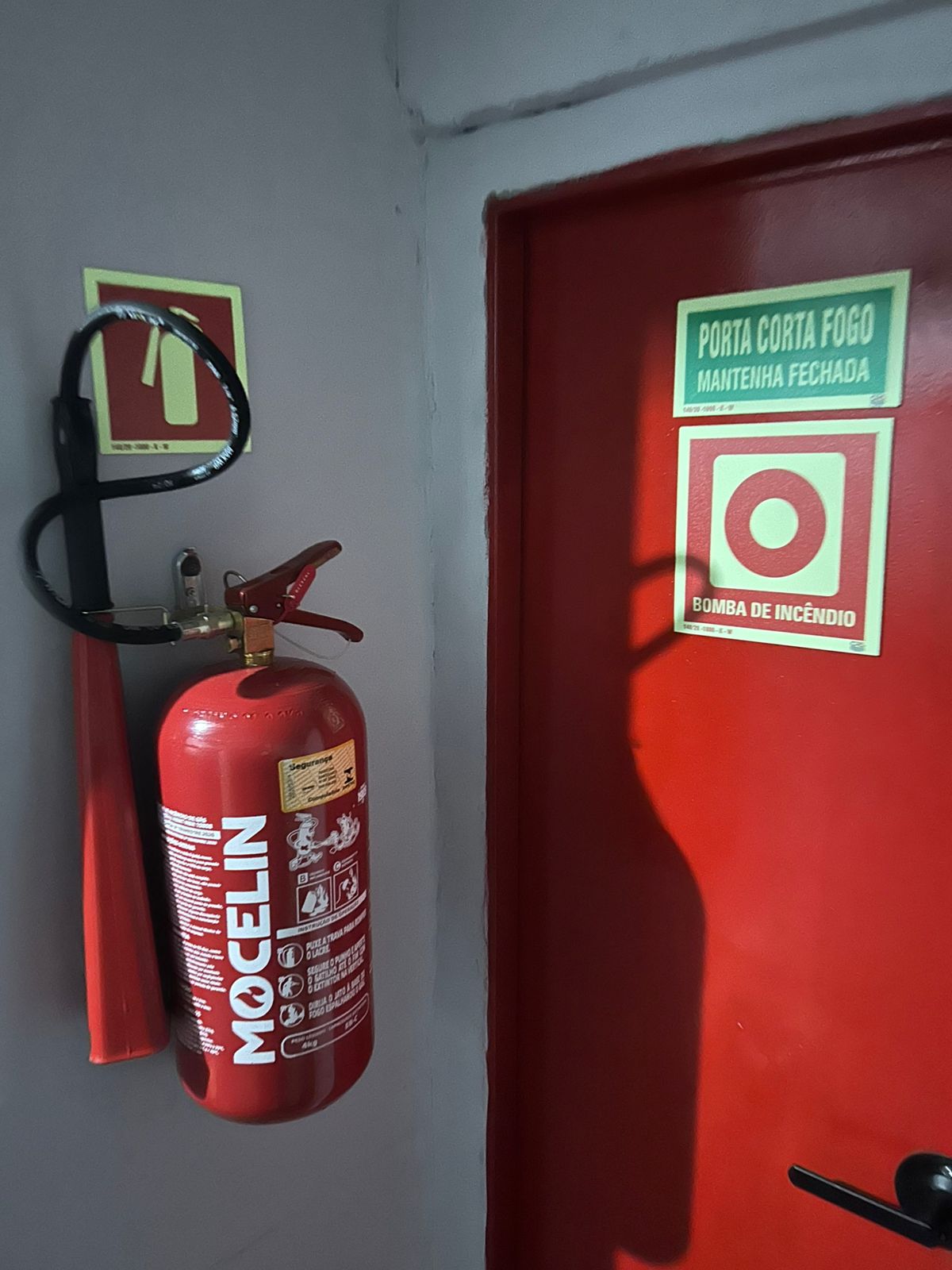 EXTINTOR DE INCÊNDIO CO2 E SINALIZAÇÃO - ALPHAMALL